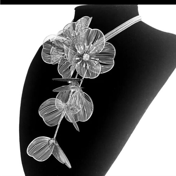 New ZARA cascading flowers choker necklace in silver - Picture 3 of 12